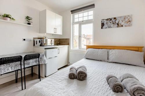 Edmonton House | Double Room Edmonton Green, London N9