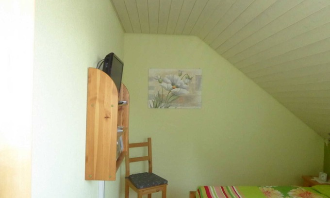 Herbolzheim Apartment | Double room No. 3, 14m², shared bathroom - Bea's Gästezimmer