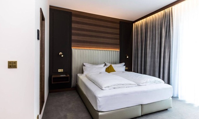 Center House | Double room superior without balcony, shower, WC - Hotel am Schloss