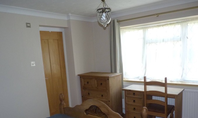 Slough House | Double room with ensuite.Very clean