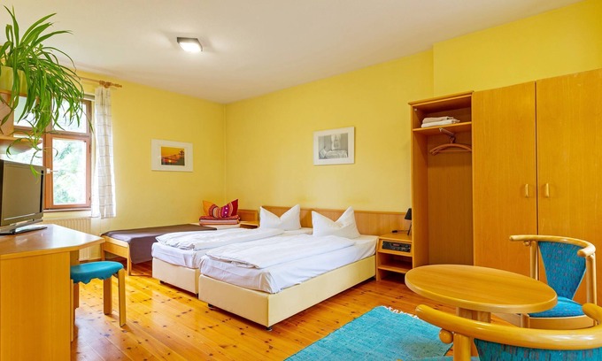 Cottbus Cottage | Double room with shared bathroom 2 - Jugendgästehaus