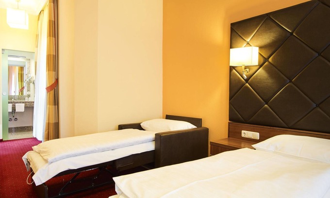 Maxglan Hotel | Double room with shower, toilet - Villa Ceconi, hotel