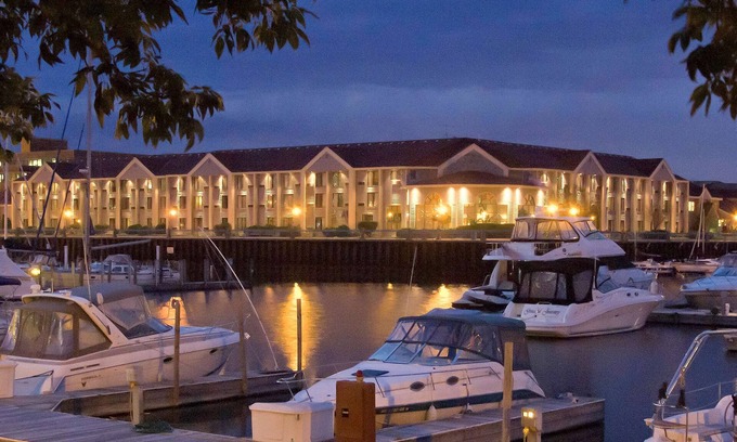 Racine Hotel | Doubletree by Hilton Hotel Racine Harbourwalk