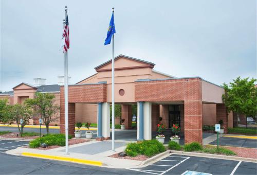 Brookfield Hotel | DoubleTree by Hilton Milwaukee/Brookfield