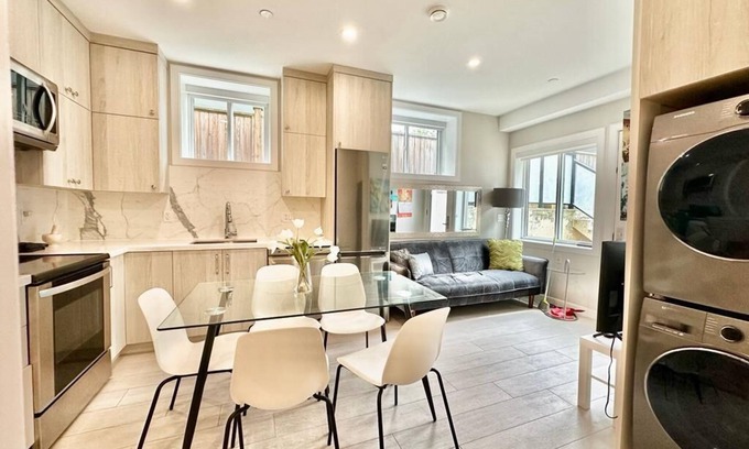 South Cambie House | Douglas Park Beautiful 2 bedrooms + bath, nice kitchen & laundry
