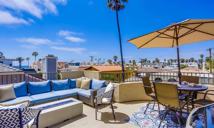 South Mission Beach House | Dover Vistas - Ocean View w/Rooftop Terrace, Firepit, Fast WiFi, AC & Parking!