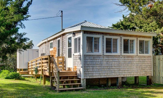 Ocracoke House | Down Point Hideaway: Boho chic 1 bedroom home just steps from Springer's Point -