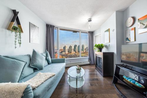 Crosstown Apartment | Downtown 1 Bedroom Water View Condo