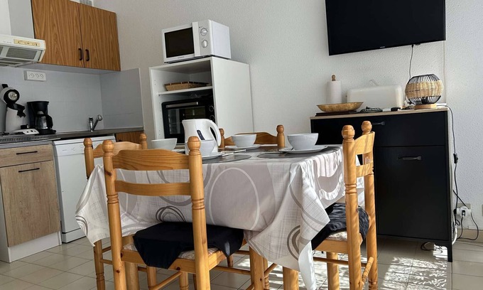 Le Grau-Du-Roi Apartment | Downtown 1BR Apartment with Bunks, Near Beach & Port, Private Parking Included
