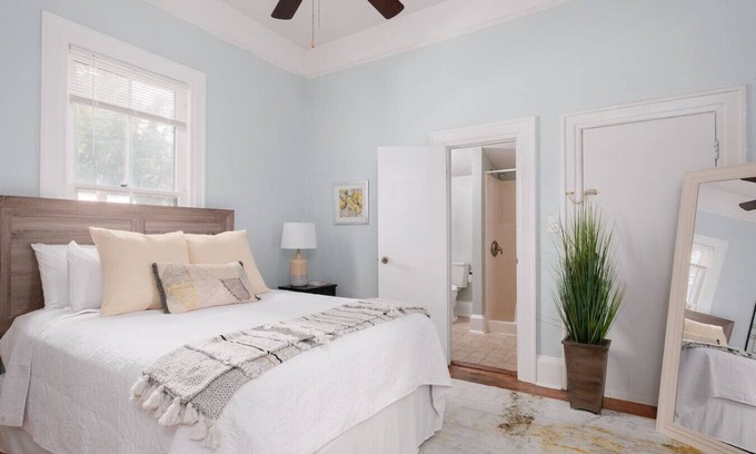University Heights House | Downtown 2 BR/2 Baths- Close to UF/Restaurants!
