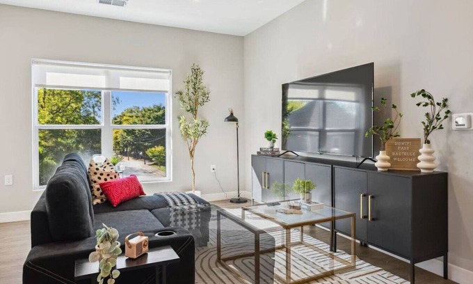 Olde Towne East Apartment | Downtown 2Bedroom w/Rooftop - Near Linwood Park