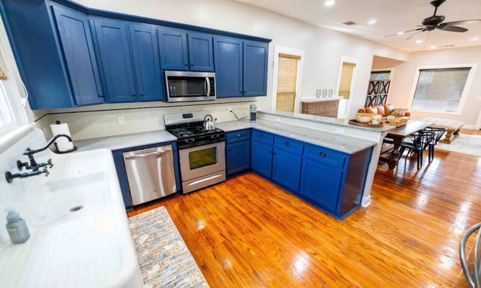 Riviera - Westchester House | Downtown 3 bed newly renovated with amenities.