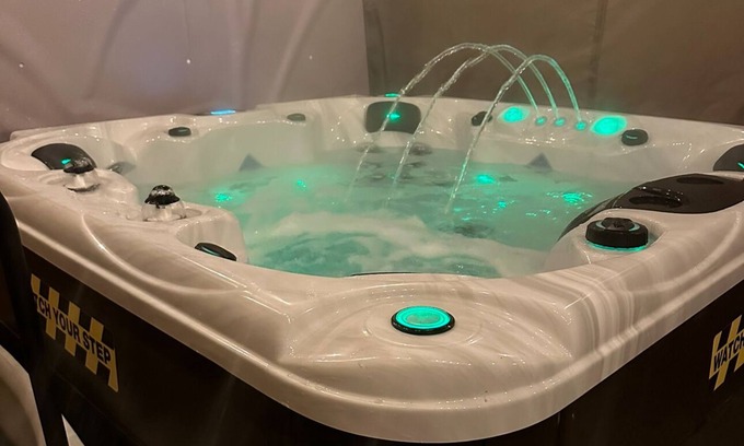 Woodbridge House | Downtown 5 minutes - Adults-Only Luxury Getaway with Hot Tub- NO PARTIES!