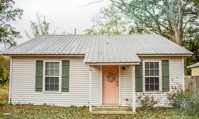 Starkville House | Downtown Access | Cozy | Covered Porch