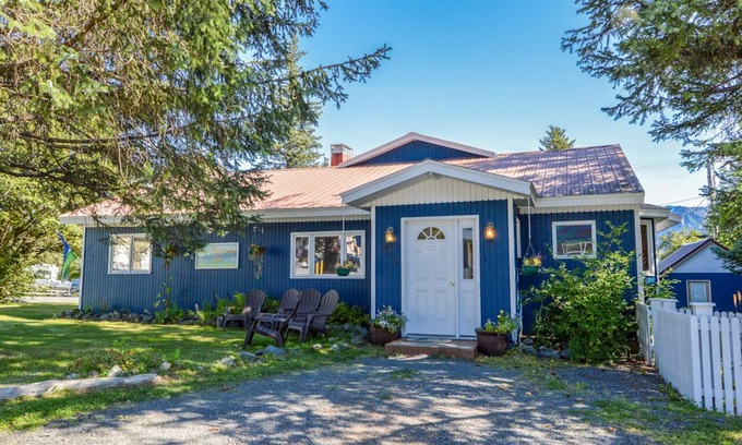 Seward House | Downtown and close to the beach!