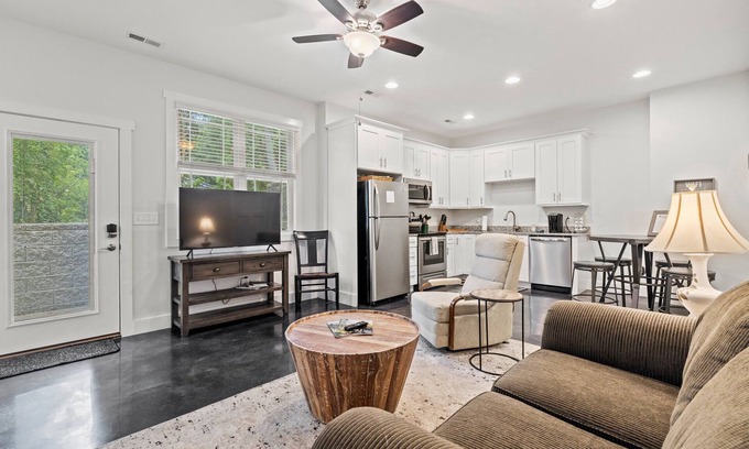 Hendersonville Apartment | Downtown Apartment- sleeps 4! Walk to Restaurants, Breweries & The Ecusta Trail