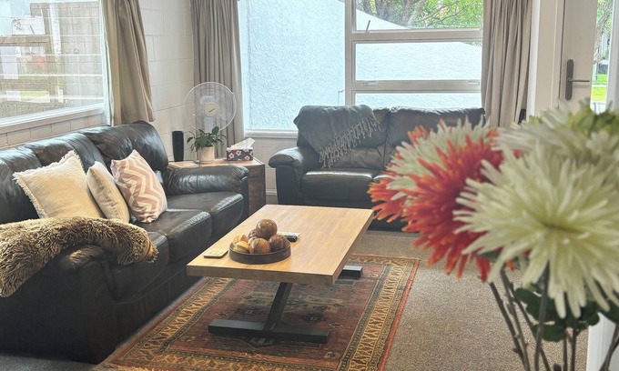 Mount Maunganui Apartment | Downtown apartment: moments from beach shops restaurants bars bus stop & more!