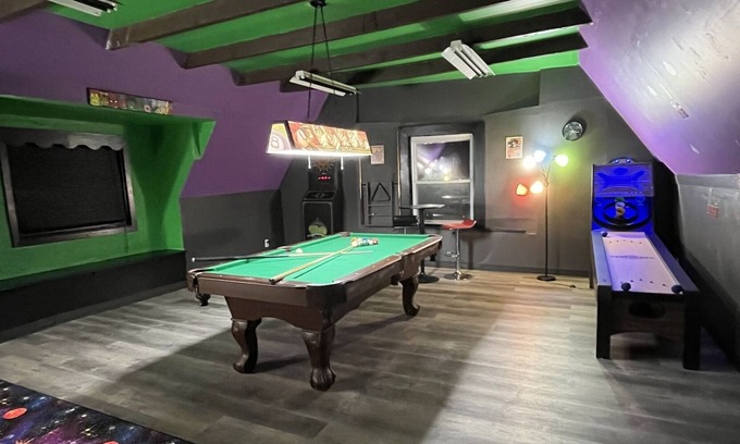 Front Park Apartment | Downtown Apartment With Game Room! Walking Distance to Bars/Restaurants