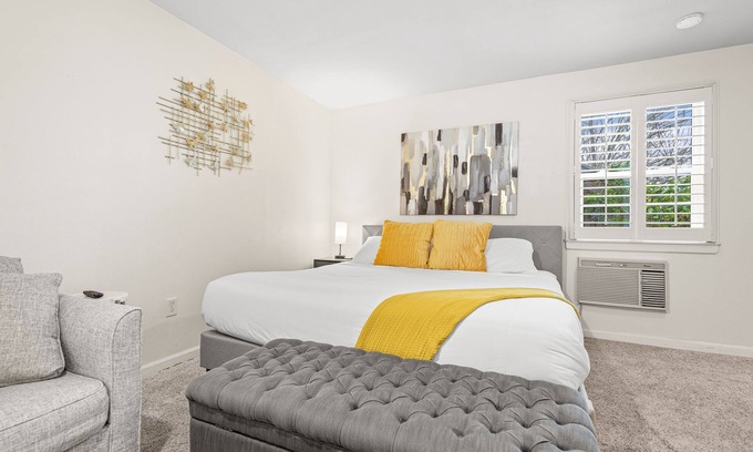 Ashland Apartment | Downtown Ashland Studio - 3 blocks from the plaza!