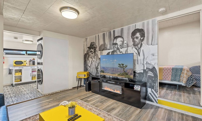Williams House | Downtown Blonde Bungalow w/Fully Fenced BIG YARD, AC, W/D, 2 Samsung Smart TVs