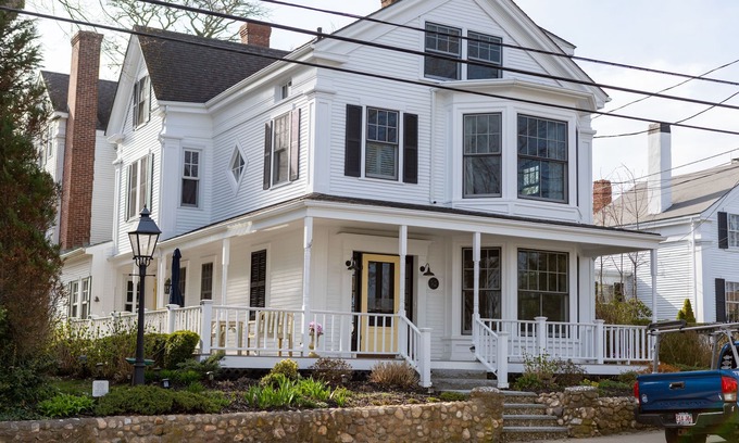 Vineyard Haven House | Downtown Captain's Mansion- The Dexter- Family, pet, and event friendly