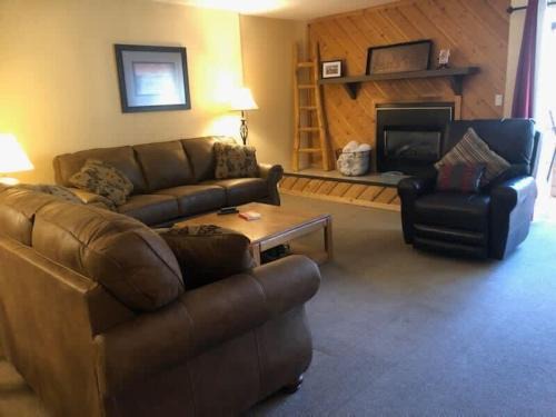 Four O'Clock House | Downtown Chalet Close to Main St with Pool and Hot Tub
