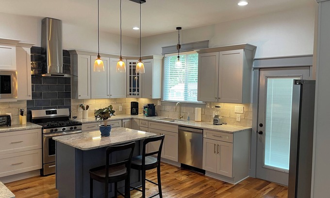 Downtown House | Downtown Charm - 2 blocks from Town Square