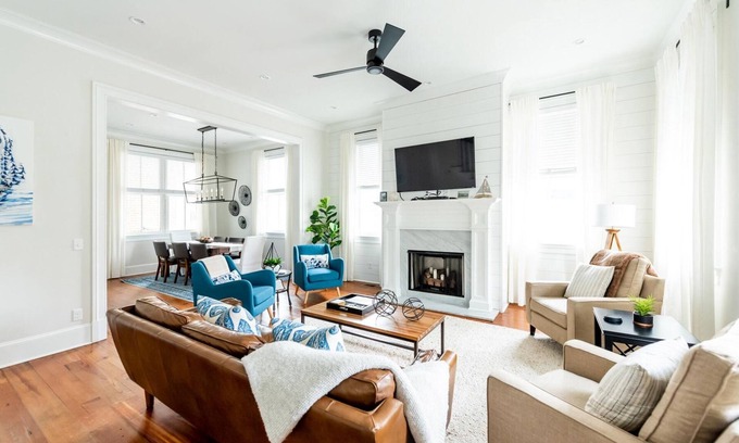 Historic District - North House | Downtown Chic w/Private Parking 1 Block From Broughton St. by Lucky Savannah