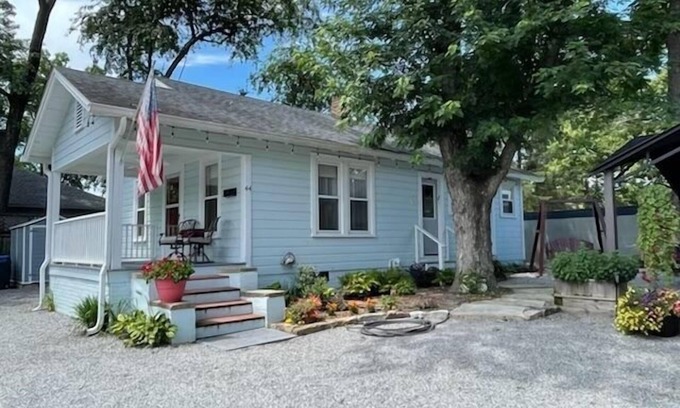 Brevard House | Downtown + Comfort! Pretty Place