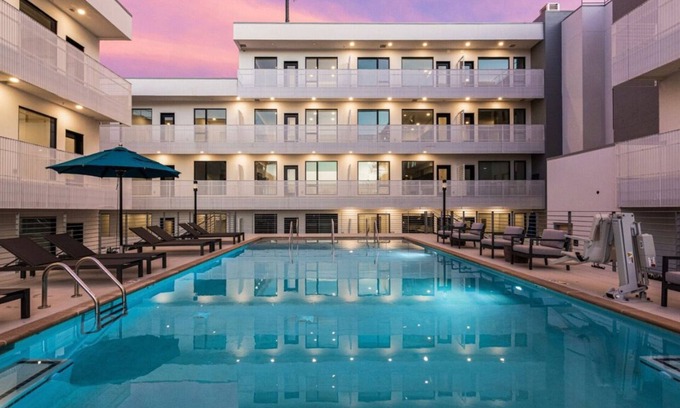 Edgehill Condo | Downtown Condo! Pool is Open! Walk to the Gulch! Free Parking! Free HBO!