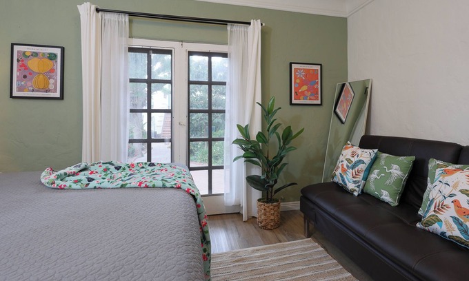 Santa Ana Apartment | Downtown Cozy Home 10. mins drive to Disneyland