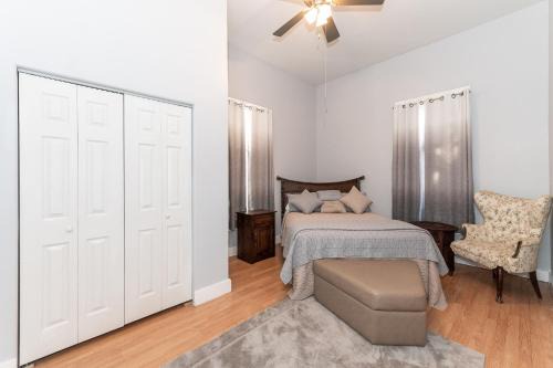 Main - Military Plaza House | Downtown Delight Central Gem