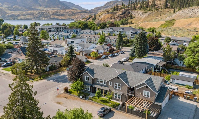 North End House | Downtown District & Knox Mountain & 5 min Walk to Beach, Hot Tub & Covered Patio