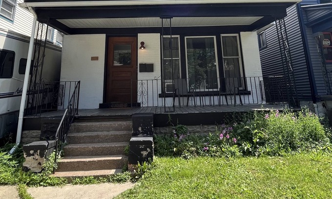 Front Park House | Downtown Duplex, Upper/Lower With Game Room! Central Location, Sleeps 14