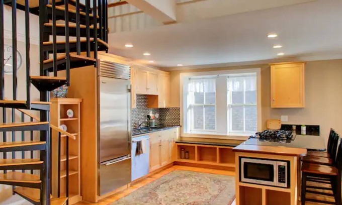 Portsmouth Apartment | Downtown Escape ❤️ Deck, Fireplace, 95 WalkScore