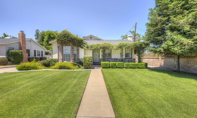 Oleander - Sunset House | Downtown Estate. Home, Pool, Large Soak Tub, Guest House, RV parking