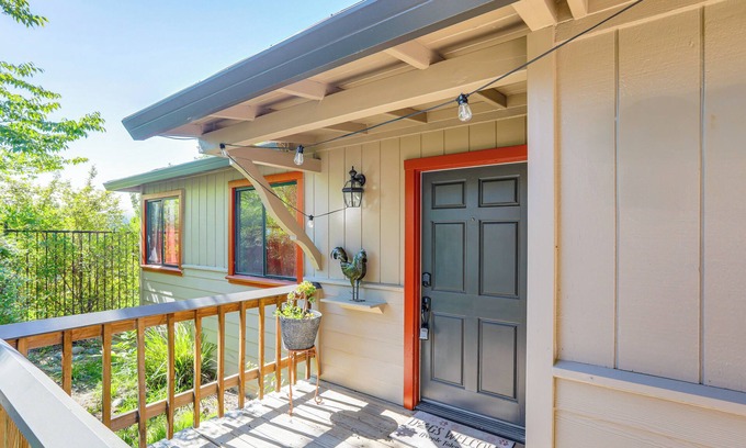 Fair Oaks House | Downtown Fair Oaks Home ~ 15 Mi to Sacramento!