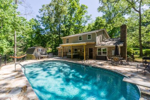 Dahlonega House | Downtown Getaway