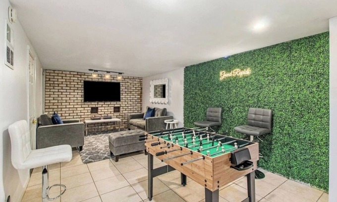 Grand Rapids House | Downtown GR Gem-Gameroom- Huge Backyard- Sleeps 16