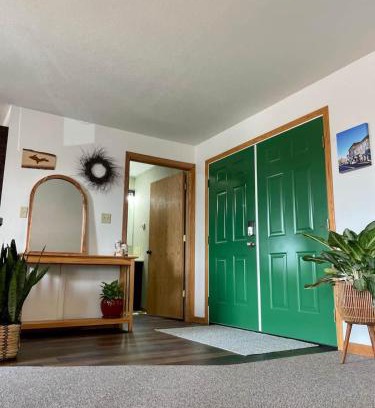 Ironwood House | Downtown Green Room at Villages on Aurora