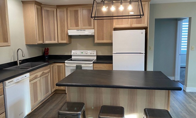 Hamilton House | Downtown Hamilton apartment with great walk score! Sleeps 6