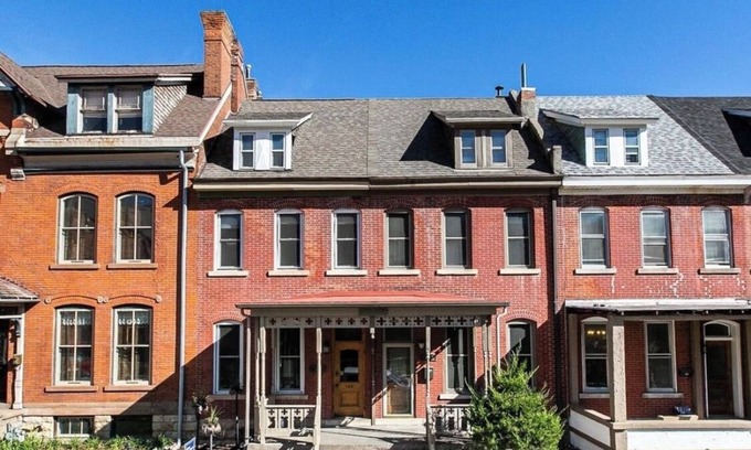 Dubuque House | DOWNTOWN HISTORIC BLUFF HOME in DUBUQUE
