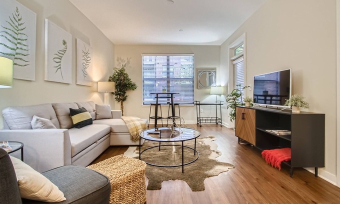 The Gulch Apartment | Downtown in the Gulch - Spacious 1bed/1bath - Stay like you Live here!