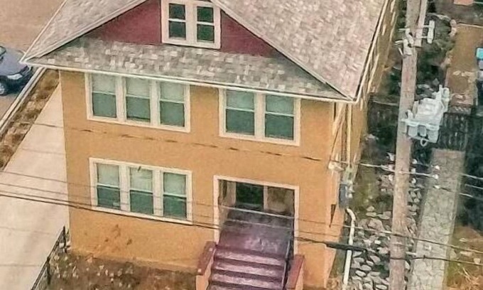 Vine Apartment | Downtown Kalamazoo Efficiency Apt. Over 1,000 5-star reviews. Host since 2015.