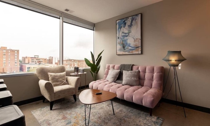 Downtown Kansas City Apartment | Downtown KC 2 Bedroom King/Queen/Sports Complex