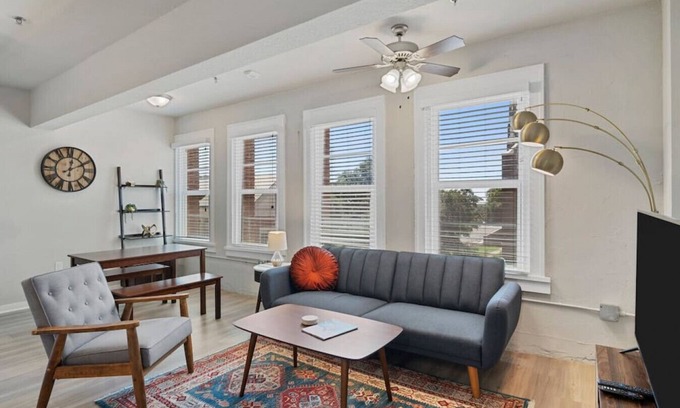 Brazos Apartment | Downtown King Apartment w/King Bed
