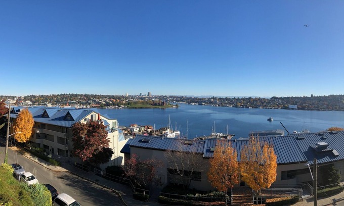 East Queen Anne Condo | Downtown Lake Union View Condo w/ Free Garage Parking