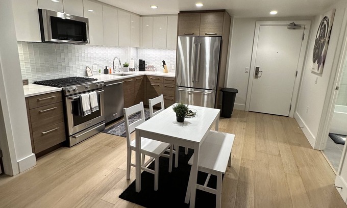 Vernon Apartment | Downtown Los Angeles Luxury Vibe Getaway