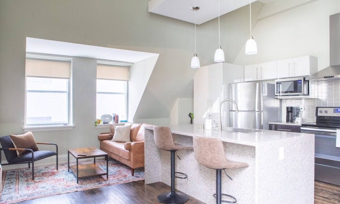 East Town Apartment | Downtown Luxury 1BR Loft