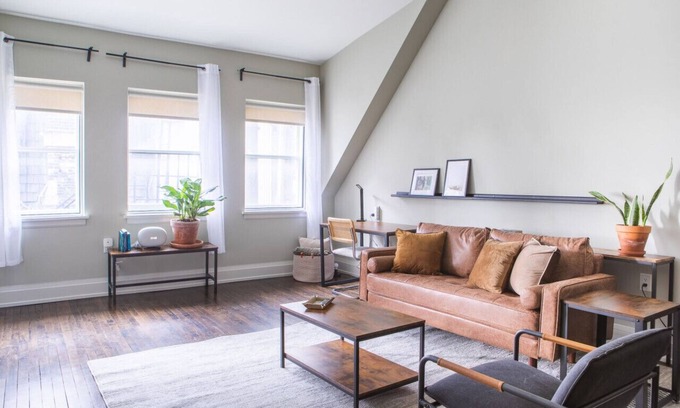 East Town Apartment | Downtown Luxury 1BR Loft